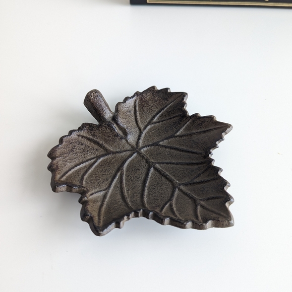 Cast Iron Maple Leaf dish - Picture 2 of 8